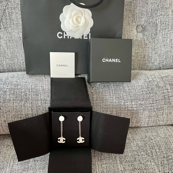 CHANEL CC Logo Dangling Gold Earrings w/Pearl & Crystals Fall 2020 - Picture 4 of 6
